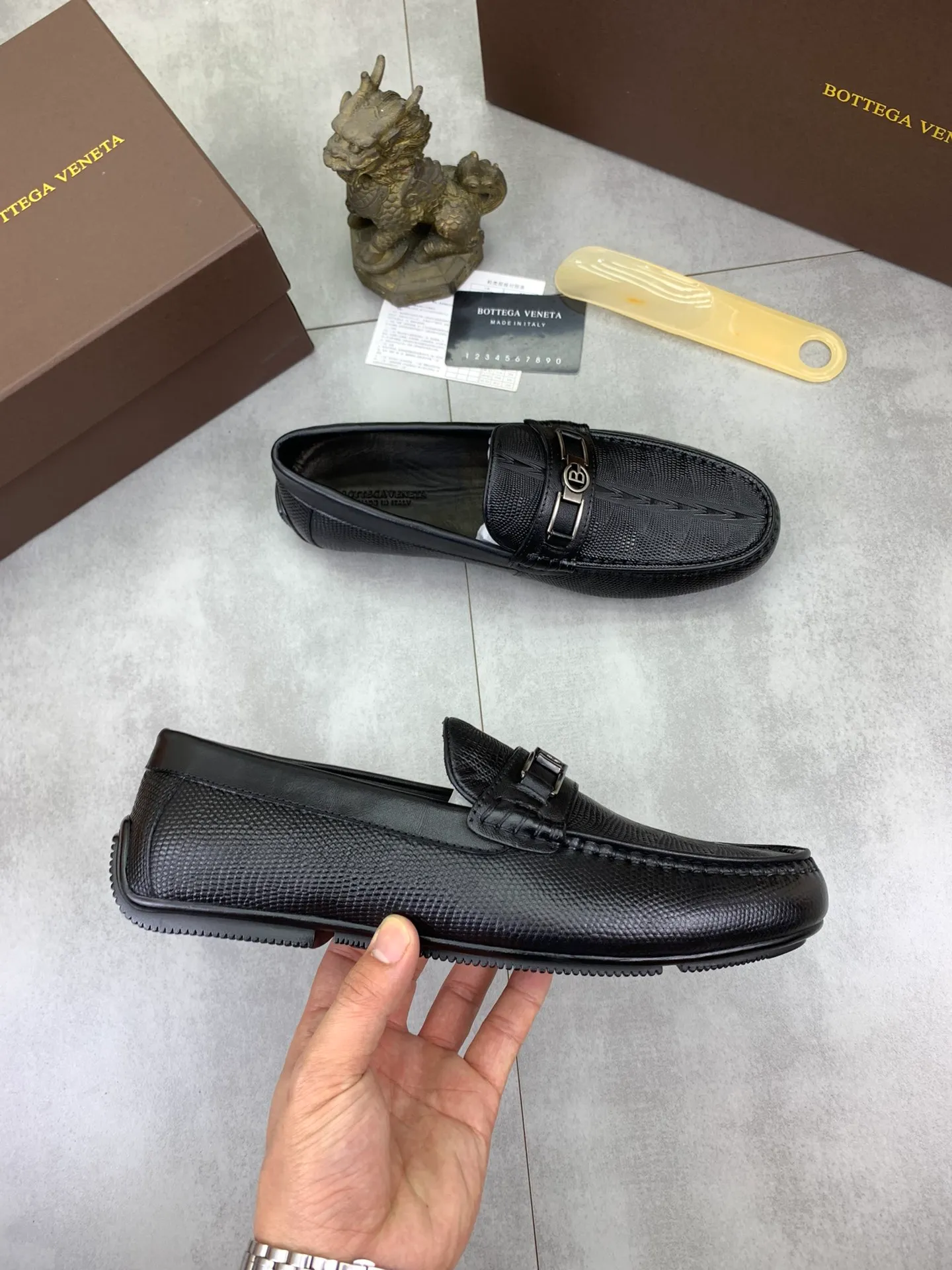 Men's men's shoes 💰p420 [New model] Water-dyed cow leather 💰High-quality business beanie shoes 💎💎💎 bottega veneta official website synchronizes the latest top version of bv in the market, accepts material comparison, shoe type comparison, process comparison, practical and textured, versatile and suitable for any occasion, the more you look at it, the more it tastes. Purely hand-woven craftsmanship - Upper material, ostrich pattern calfskin imported from Italy - High-quality water-dyed cowhide inside - Original private model customized outsole - Size: 39-44 (38 45 can be customized) Color: black or brown optional
